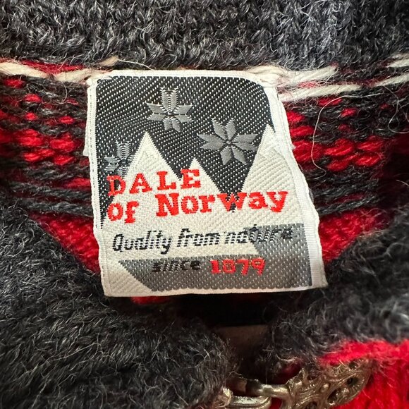 DALE of NORWAY Men's Haukeli Pure Wool Sweater Size Large Red Pewter Clasp - Picture 8 of 11